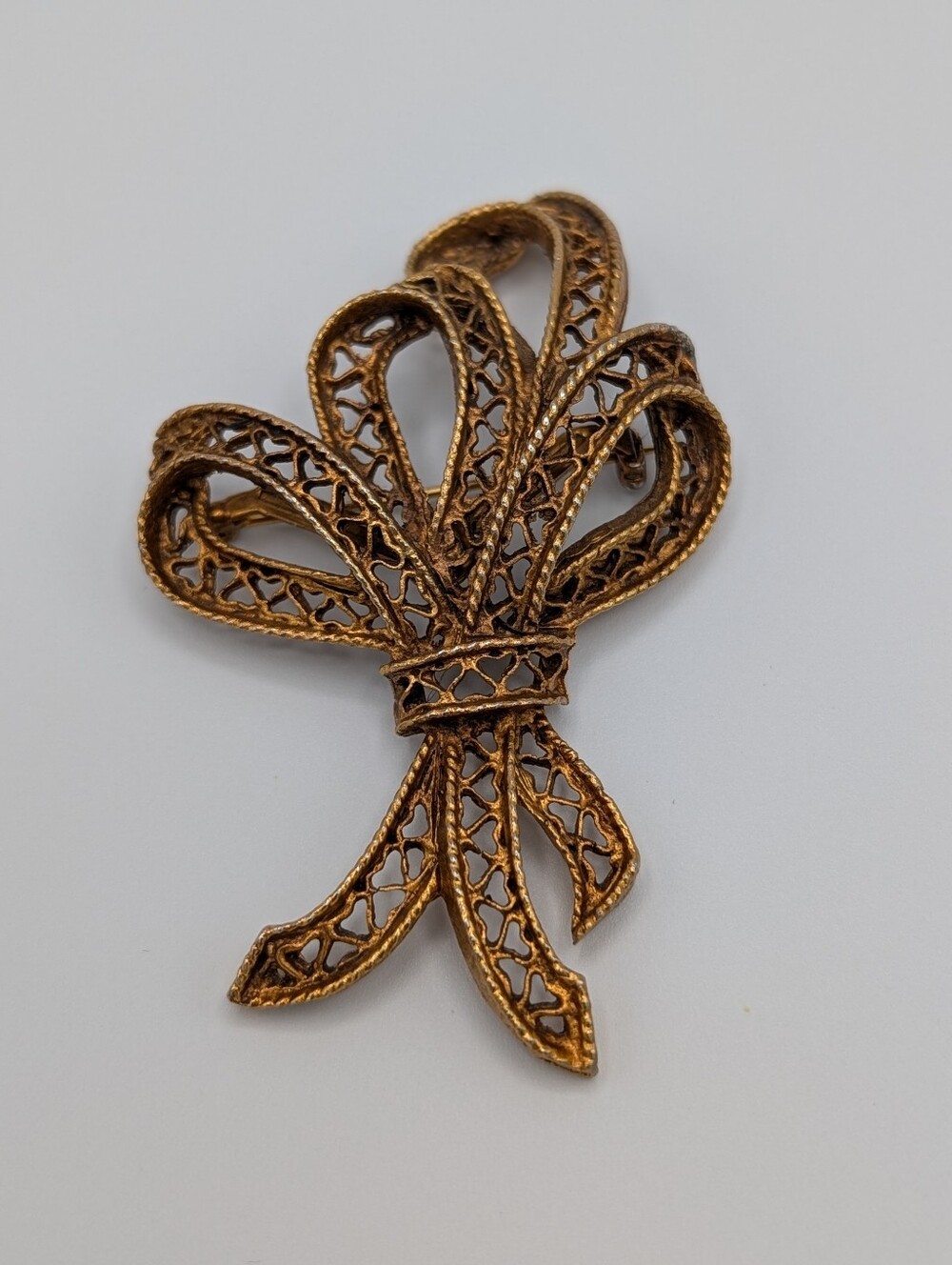 Vintage 1960s 1928 Jewelry Co Gold Filigree Bow Brooch Heart Detail Large Pin